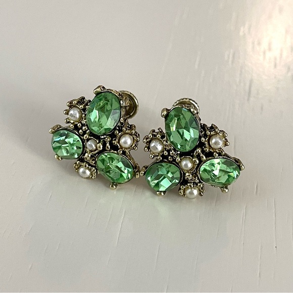 Vintage green glass & faux pearl cluster goldtone screwback earrings GLOWS - Picture 3 of 12